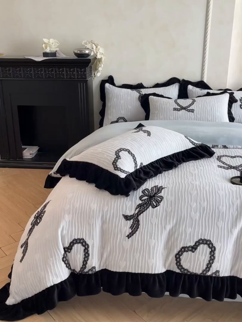 91家纺网 家纺一手货源 找家纺 索飞特家纺 2025新款秋冬赫本风牛奶绒彩印黑边四件套 挚爱-兰