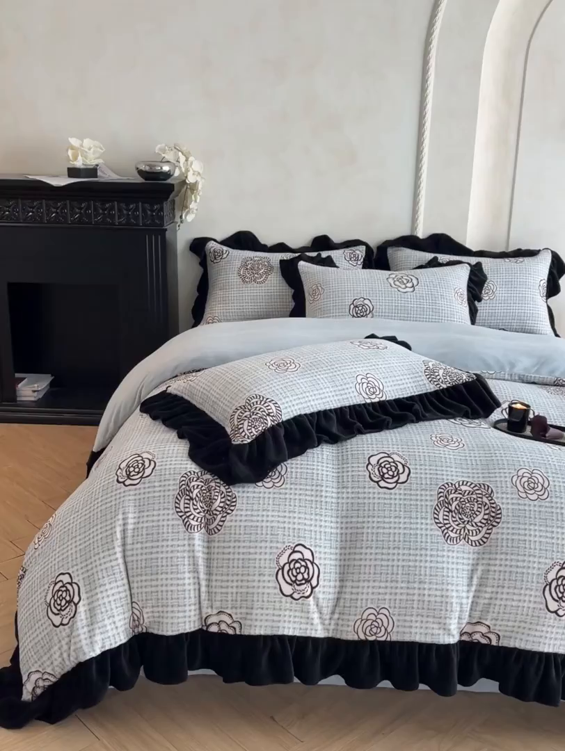 91家纺网 家纺一手货源 找家纺 索飞特家纺 2025新款秋冬赫本风牛奶绒彩印黑边四件套 奥莱迪-雾蓝