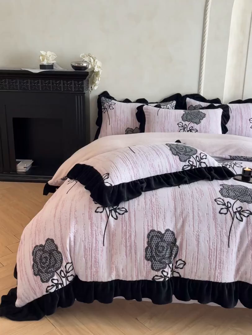 91家纺网 家纺一手货源 找家纺 索飞特家纺 2025新款秋冬赫本风牛奶绒彩印黑边四件套 情愫-粉