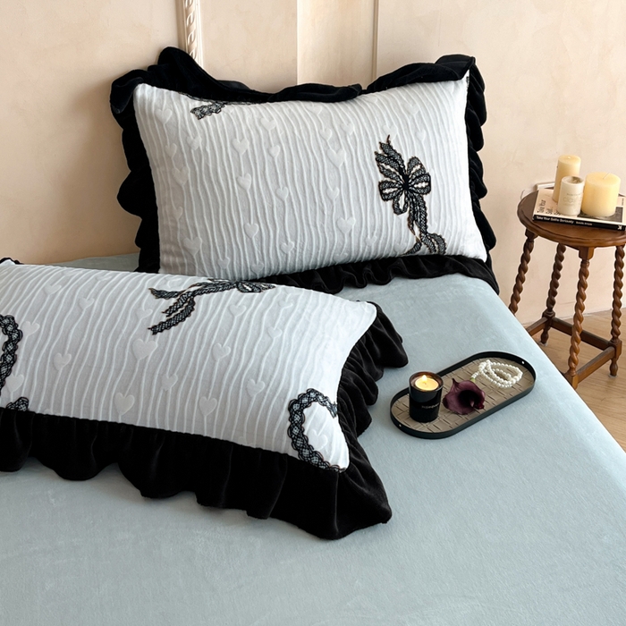 91家纺网 家纺一手货源 找家纺 索飞特家纺 2025新款秋冬赫本风牛奶绒彩印黑边四件套 挚爱-兰