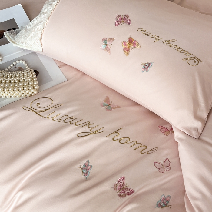 91家纺网 家纺一手货源 找家纺 索飞特家纺 2025新款全棉蕾丝双层边刺绣四件套（蝶雅） 蝶雅-粉