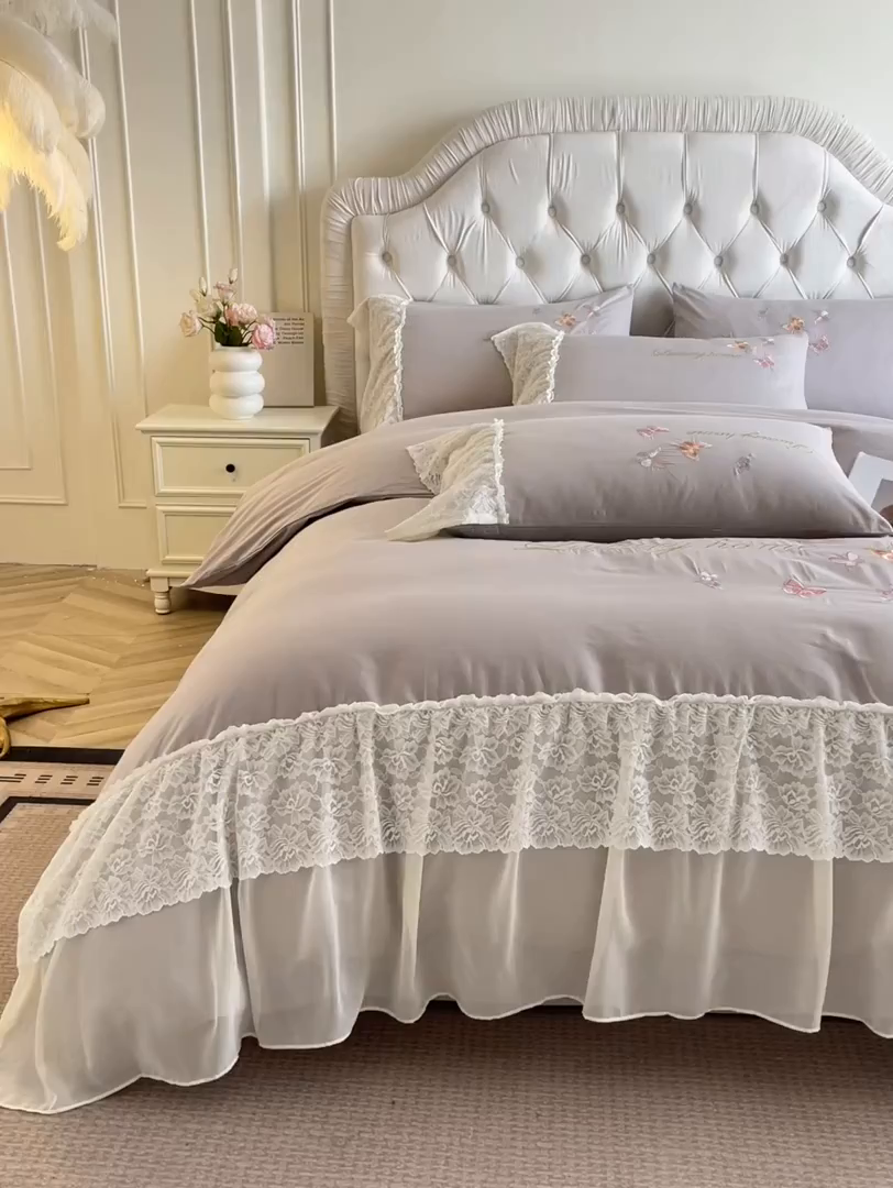 91家纺网 家纺一手货源 找家纺 索飞特家纺 2025新款全棉蕾丝双层边刺绣四件套（蝶雅） 蝶雅-紫灰