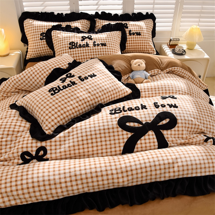 91家纺网 家纺一手货源 找家纺 炫拼家纺 2025新款法式蝴蝶结毛巾绣韩版加厚小格子花边牛奶绒四件套 法式蝴蝶结-咖