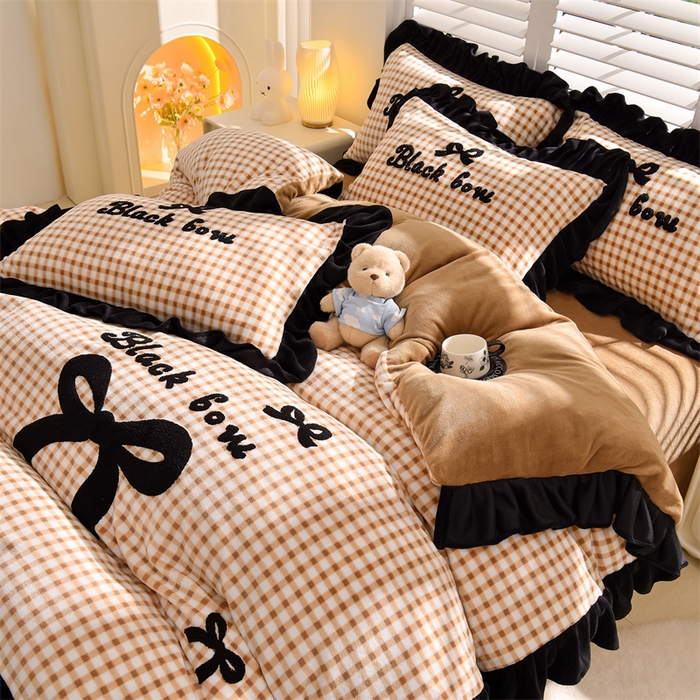 91家纺网 家纺一手货源 找家纺 炫拼家纺 2025新款法式蝴蝶结毛巾绣韩版加厚小格子花边牛奶绒四件套 法式蝴蝶结-咖