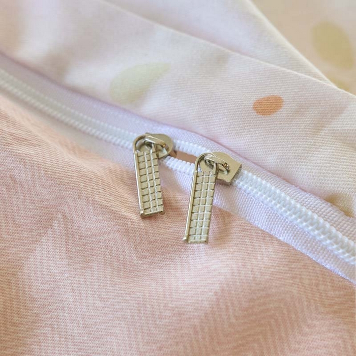 91家纺网 家纺一手货源 找家纺 铭博家纺 2025新款直播热款全棉吊边一字绣工艺款13070印花全棉单床单 浮云花浔