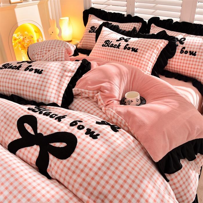 91家纺网 家纺一手货源 找家纺 炫拼家纺 2025新款法式蝴蝶结毛巾绣韩版加厚小格子花边牛奶绒四件套 法式蝴蝶结-粉