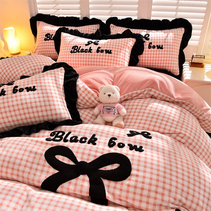 91家纺网 家纺一手货源 找家纺 炫拼家纺 2025新款法式蝴蝶结毛巾绣韩版加厚小格子花边牛奶绒四件套 法式蝴蝶结-粉