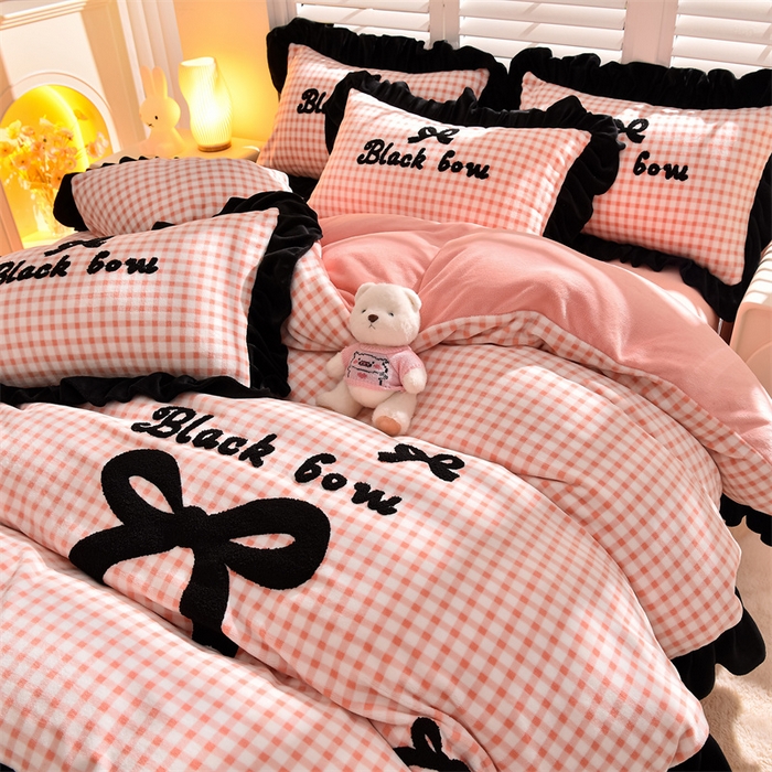 91家纺网 家纺一手货源 找家纺 炫拼家纺 2025新款法式蝴蝶结毛巾绣韩版加厚小格子花边牛奶绒四件套 法式蝴蝶结-粉