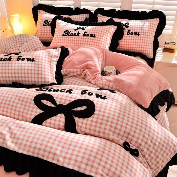 91家纺网 家纺一手货源 找家纺 炫拼家纺 2025新款法式蝴蝶结毛巾绣韩版加厚小格子花边牛奶绒四件套 法式蝴蝶结-粉