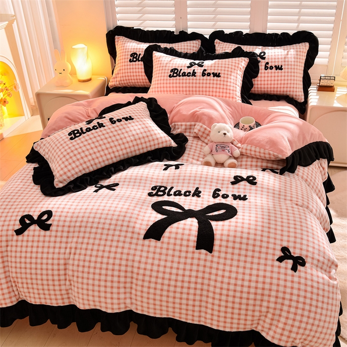 91家纺网 家纺一手货源 找家纺 炫拼家纺 2025新款法式蝴蝶结毛巾绣韩版加厚小格子花边牛奶绒四件套 法式蝴蝶结-粉