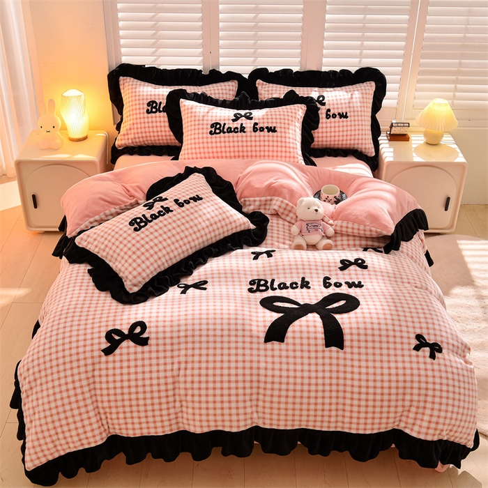 91家纺网 家纺一手货源 找家纺 炫拼家纺 2025新款法式蝴蝶结毛巾绣韩版加厚小格子花边牛奶绒四件套 法式蝴蝶结-粉