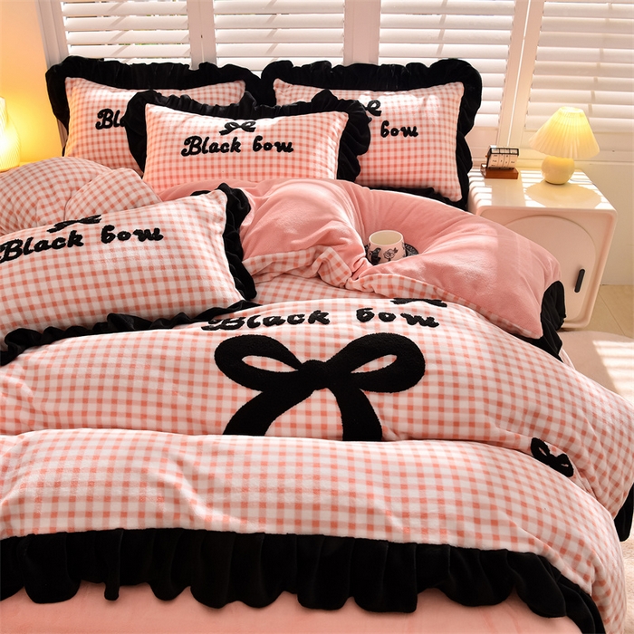 91家纺网 家纺一手货源 找家纺 炫拼家纺 2025新款法式蝴蝶结毛巾绣韩版加厚小格子花边牛奶绒四件套 法式蝴蝶结-粉