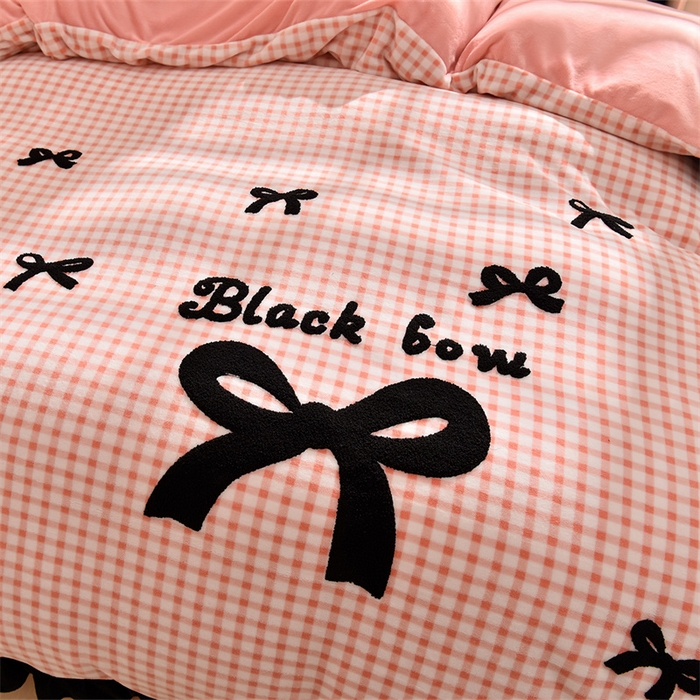 91家纺网 家纺一手货源 找家纺 炫拼家纺 2025新款法式蝴蝶结毛巾绣韩版加厚小格子花边牛奶绒四件套 法式蝴蝶结-粉