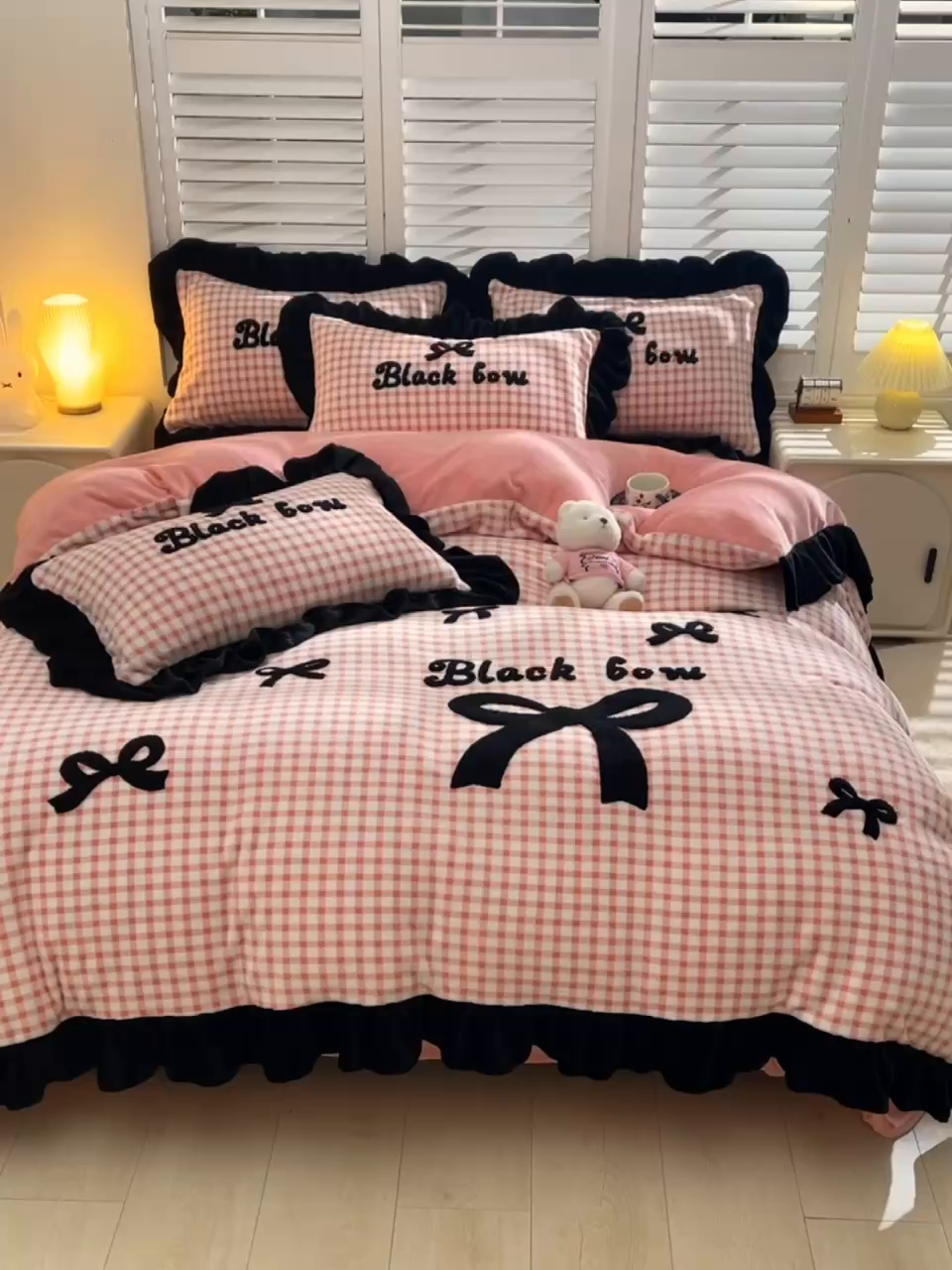 91家纺网 家纺一手货源 找家纺 炫拼家纺 2025新款法式蝴蝶结毛巾绣韩版加厚小格子花边牛奶绒四件套 法式蝴蝶结-粉
