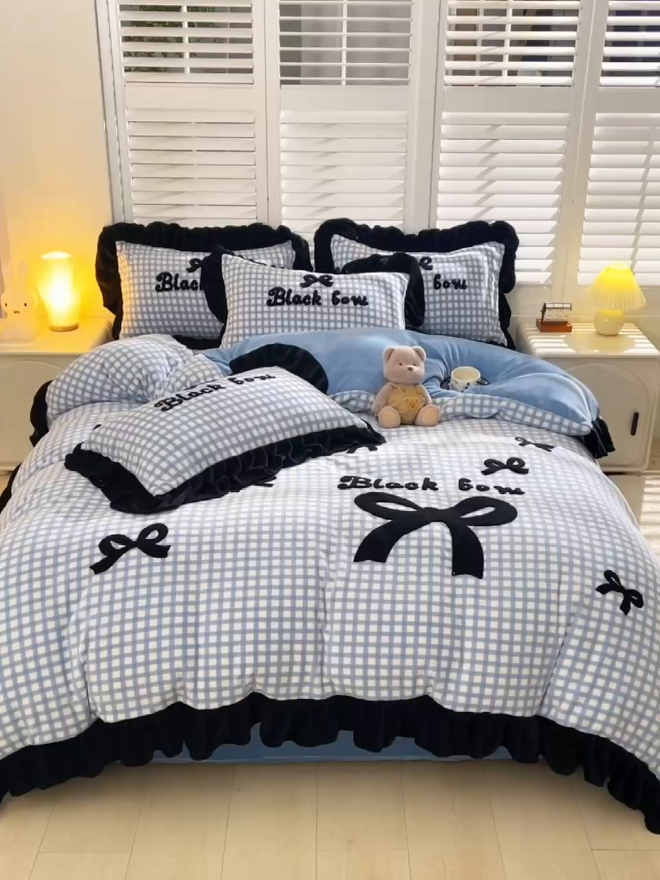 91家纺网 家纺一手货源 找家纺 炫拼家纺 2025新款法式蝴蝶结毛巾绣韩版加厚小格子花边牛奶绒四件套 法式蝴蝶结-蓝