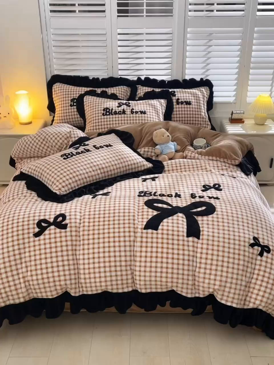 91家纺网 家纺一手货源 找家纺 炫拼家纺 2025新款法式蝴蝶结毛巾绣韩版加厚小格子花边牛奶绒四件套 法式蝴蝶结-咖