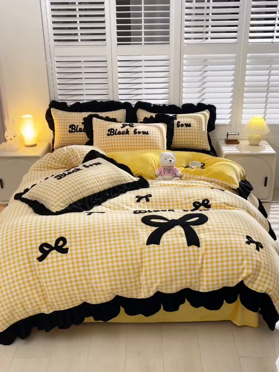 91家纺网 家纺一手货源 找家纺 炫拼家纺 2025新款法式蝴蝶结毛巾绣韩版加厚小格子花边牛奶绒四件套 法式蝴蝶结-黄