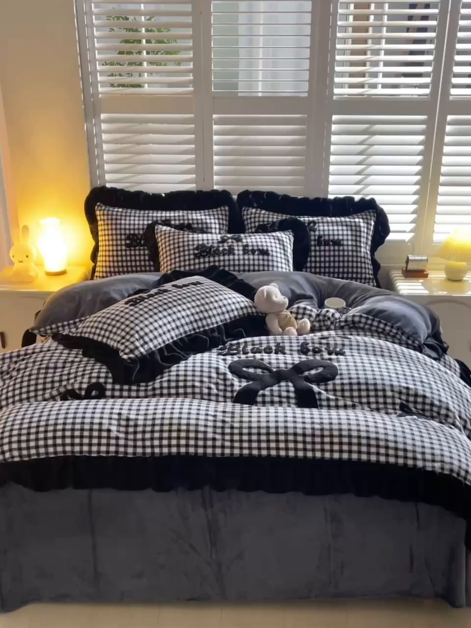 91家纺网 家纺一手货源 找家纺 炫拼家纺 2025新款法式蝴蝶结毛巾绣韩版加厚小格子花边牛奶绒四件套 法式蝴蝶结-黑