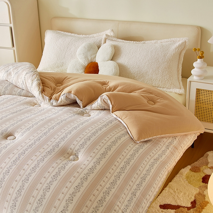 91家纺网 家纺一手货源 找家纺 梦恬佳 2025新款软糯牛奶丝小提花针织棉冬被春秋被被子被芯 如约