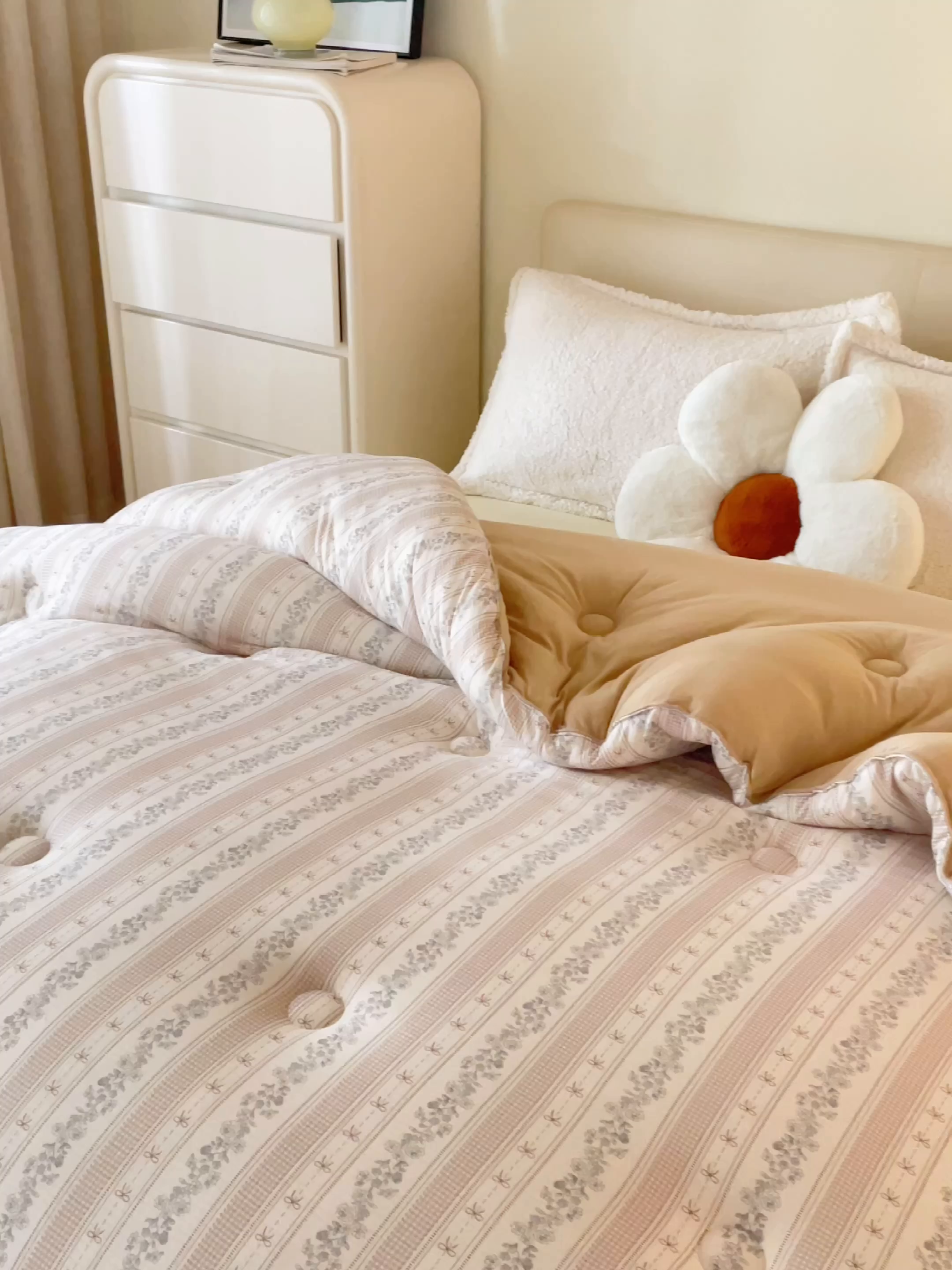 91家纺网 家纺一手货源 找家纺 梦恬佳 2025新款软糯牛奶丝小提花针织棉冬被春秋被被子被芯 如约