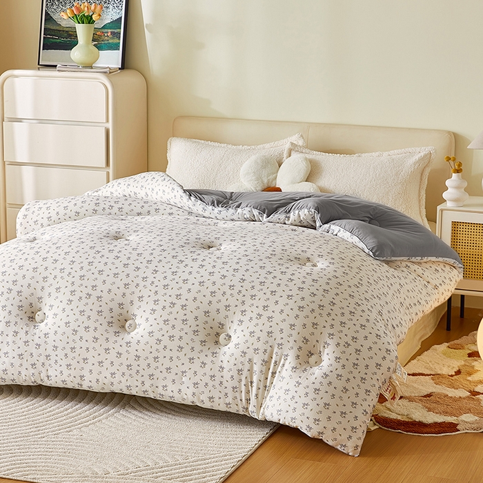 91家纺网 家纺一手货源 找家纺 梦恬佳 2025新款软糯牛奶丝小提花针织棉冬被春秋被被子被芯 诗野