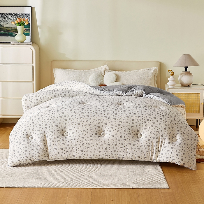 91家纺网 家纺一手货源 找家纺 梦恬佳 2025新款软糯牛奶丝小提花针织棉冬被春秋被被子被芯 诗野