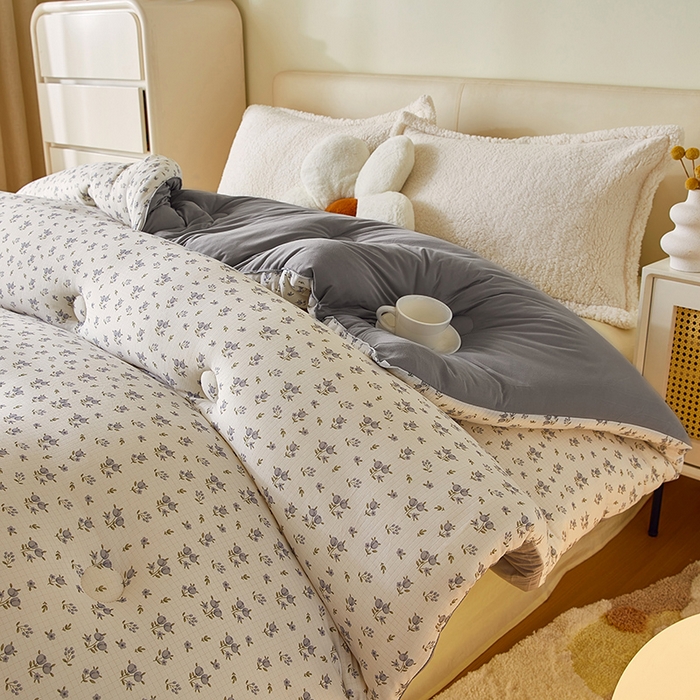 91家纺网 家纺一手货源 找家纺 梦恬佳 2025新款软糯牛奶丝小提花针织棉冬被春秋被被子被芯 诗野