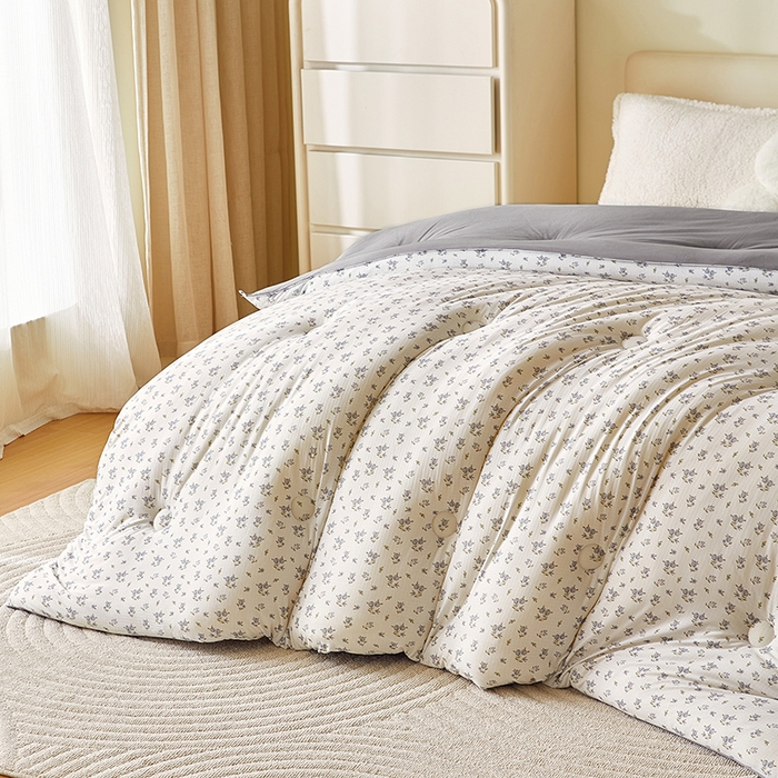 91家纺网 家纺一手货源 找家纺 梦恬佳 2025新款软糯牛奶丝小提花针织棉冬被春秋被被子被芯 诗野