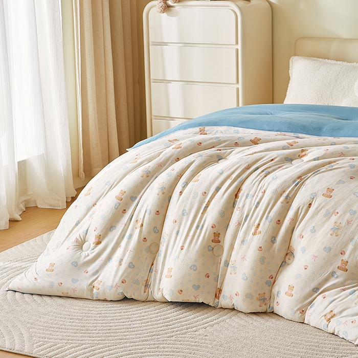 91家纺网 家纺一手货源 找家纺 梦恬佳 2025新款软糯牛奶丝小提花针织棉冬被春秋被被子被芯 小熊派对