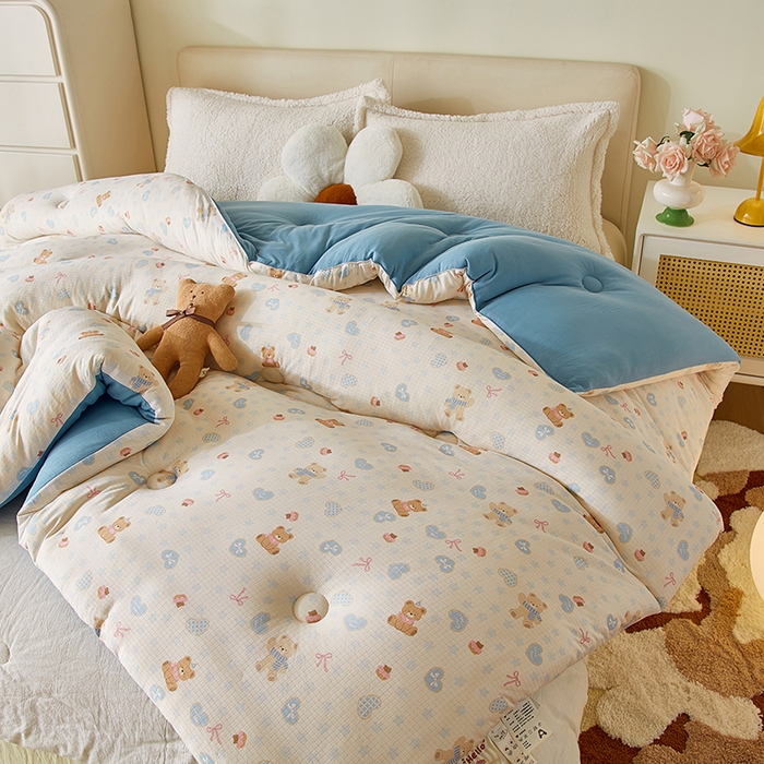 91家纺网 家纺一手货源 找家纺 梦恬佳 2025新款软糯牛奶丝小提花针织棉冬被春秋被被子被芯 小熊派对