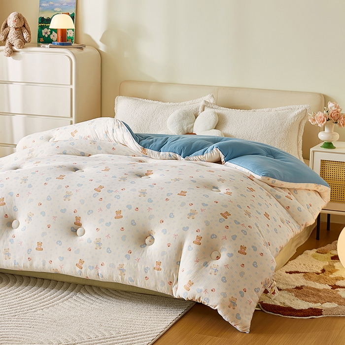 91家纺网 家纺一手货源 找家纺 梦恬佳 2025新款软糯牛奶丝小提花针织棉冬被春秋被被子被芯 小熊派对