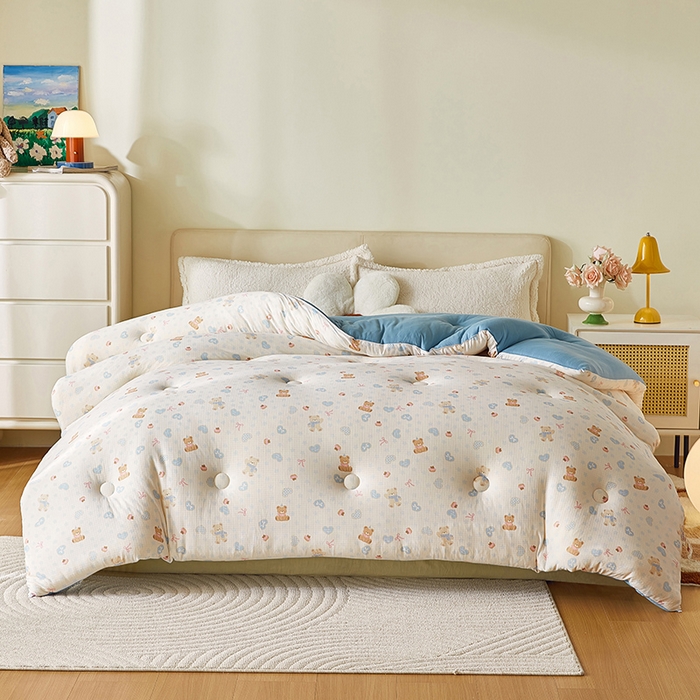 91家纺网 家纺一手货源 找家纺 梦恬佳 2025新款软糯牛奶丝小提花针织棉冬被春秋被被子被芯 小熊派对