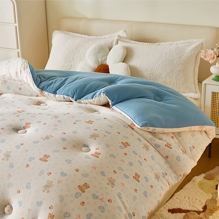 91家纺网 家纺一手货源 找家纺 梦恬佳 2025新款软糯牛奶丝小提花针织棉冬被春秋被被子被芯 小熊派对