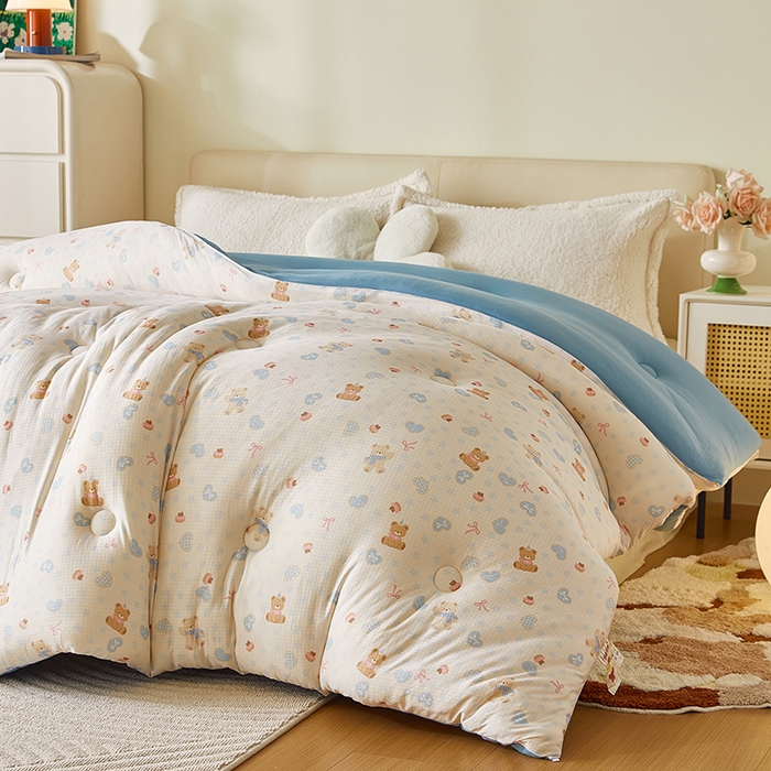 91家纺网 家纺一手货源 找家纺 梦恬佳 2025新款软糯牛奶丝小提花针织棉冬被春秋被被子被芯 小熊派对