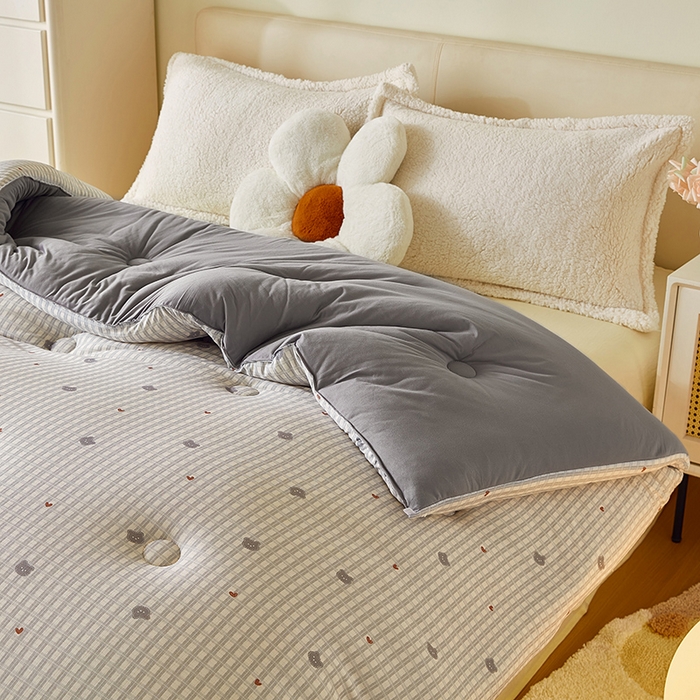 91家纺网 家纺一手货源 找家纺 梦恬佳 2025新款软糯牛奶丝小提花针织棉冬被春秋被被子被芯 熊可爱