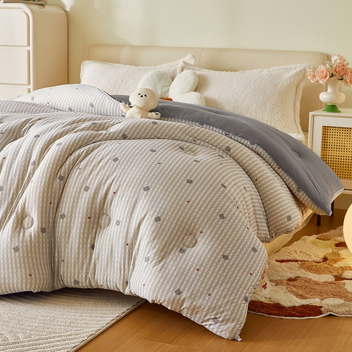 91家纺网 家纺一手货源 找家纺 梦恬佳 2025新款软糯牛奶丝小提花针织棉冬被春秋被被子被芯 熊可爱