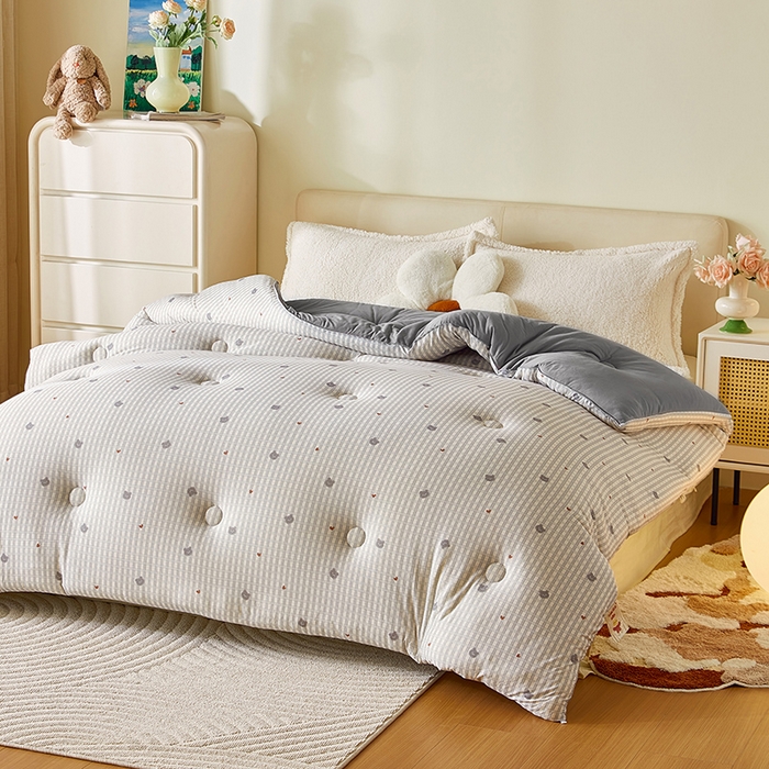 91家纺网 家纺一手货源 找家纺 梦恬佳 2025新款软糯牛奶丝小提花针织棉冬被春秋被被子被芯 熊可爱