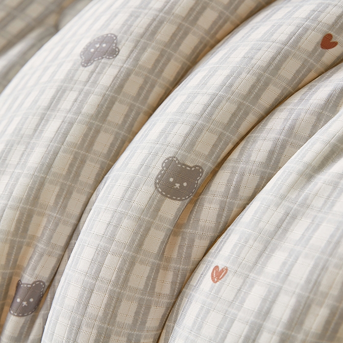 91家纺网 家纺一手货源 找家纺 梦恬佳 2025新款软糯牛奶丝小提花针织棉冬被春秋被被子被芯 熊可爱