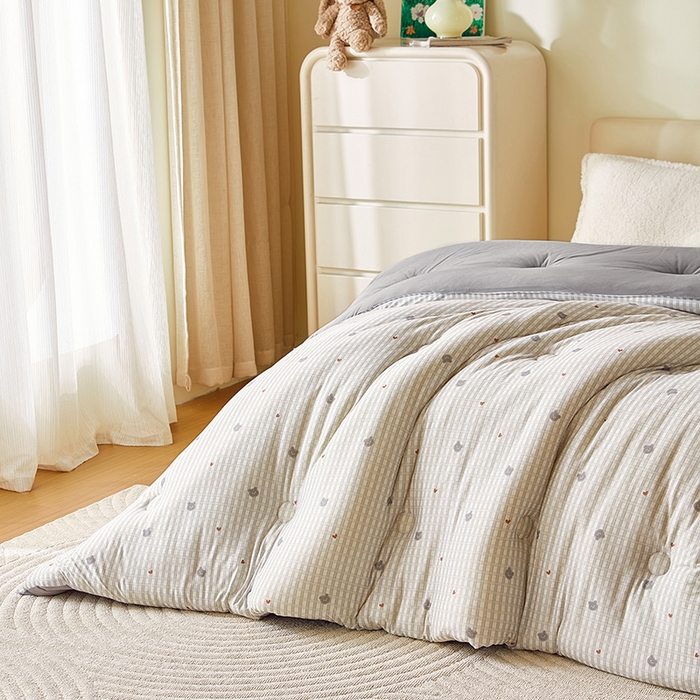 91家纺网 家纺一手货源 找家纺 梦恬佳 2025新款软糯牛奶丝小提花针织棉冬被春秋被被子被芯 熊可爱