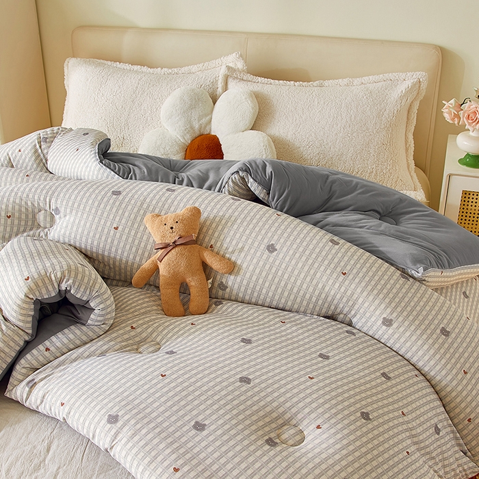 91家纺网 家纺一手货源 找家纺 梦恬佳 2025新款软糯牛奶丝小提花针织棉冬被春秋被被子被芯 熊可爱