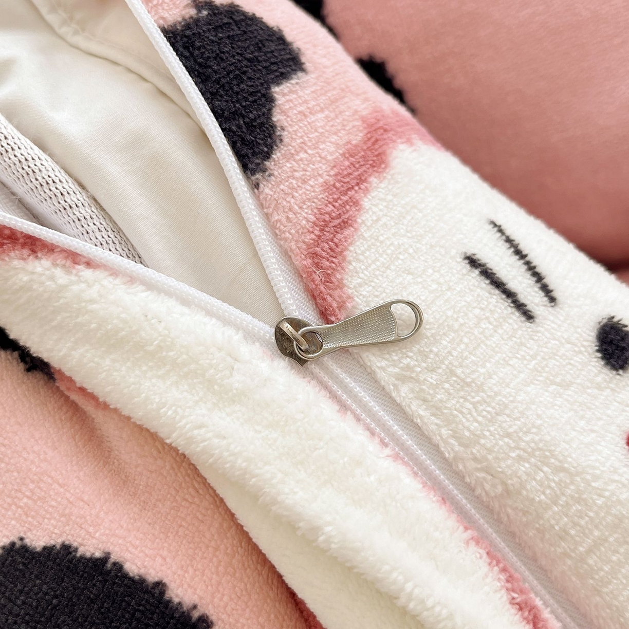 91家纺网 家纺一手货源 找家纺 金爱家 2025新款A类ins小清新少女奶油卡通可爱加厚牛奶绒四件套 绒-豹点点粉猫