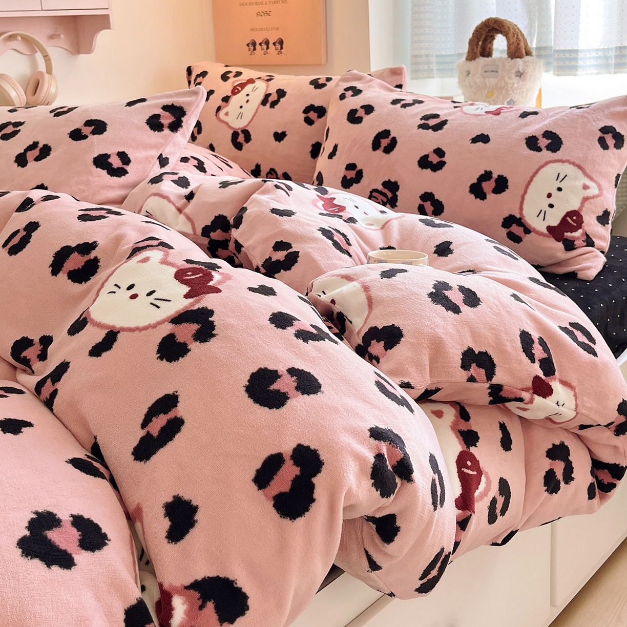 91家纺网 家纺一手货源 找家纺 金爱家 2025新款A类ins小清新少女奶油卡通可爱加厚牛奶绒四件套 绒-豹点点粉猫