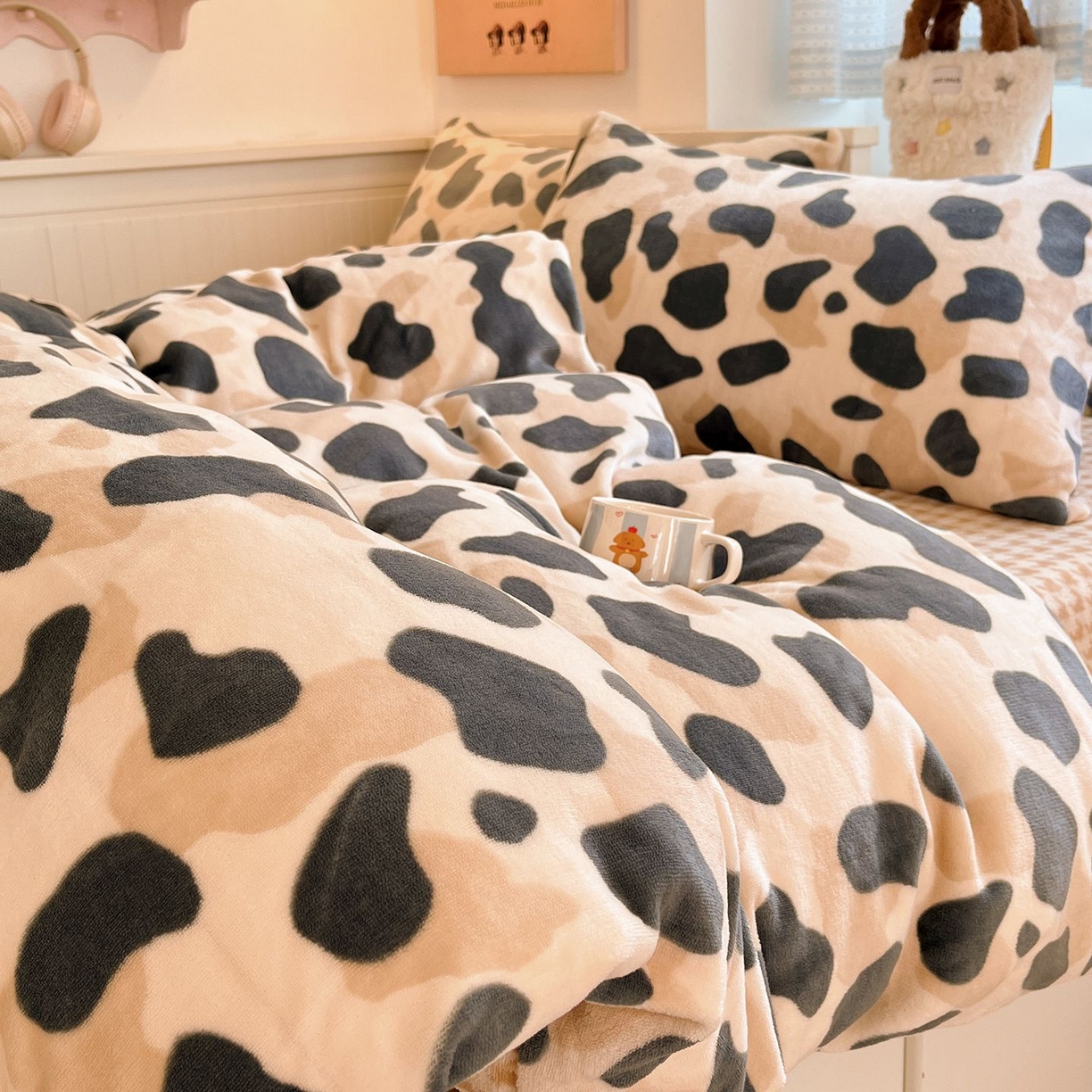 91家纺网 家纺一手货源 找家纺 金爱家 2025新款A类ins小清新少女奶油卡通可爱加厚牛奶绒四件套 绒-豹点点绿咖