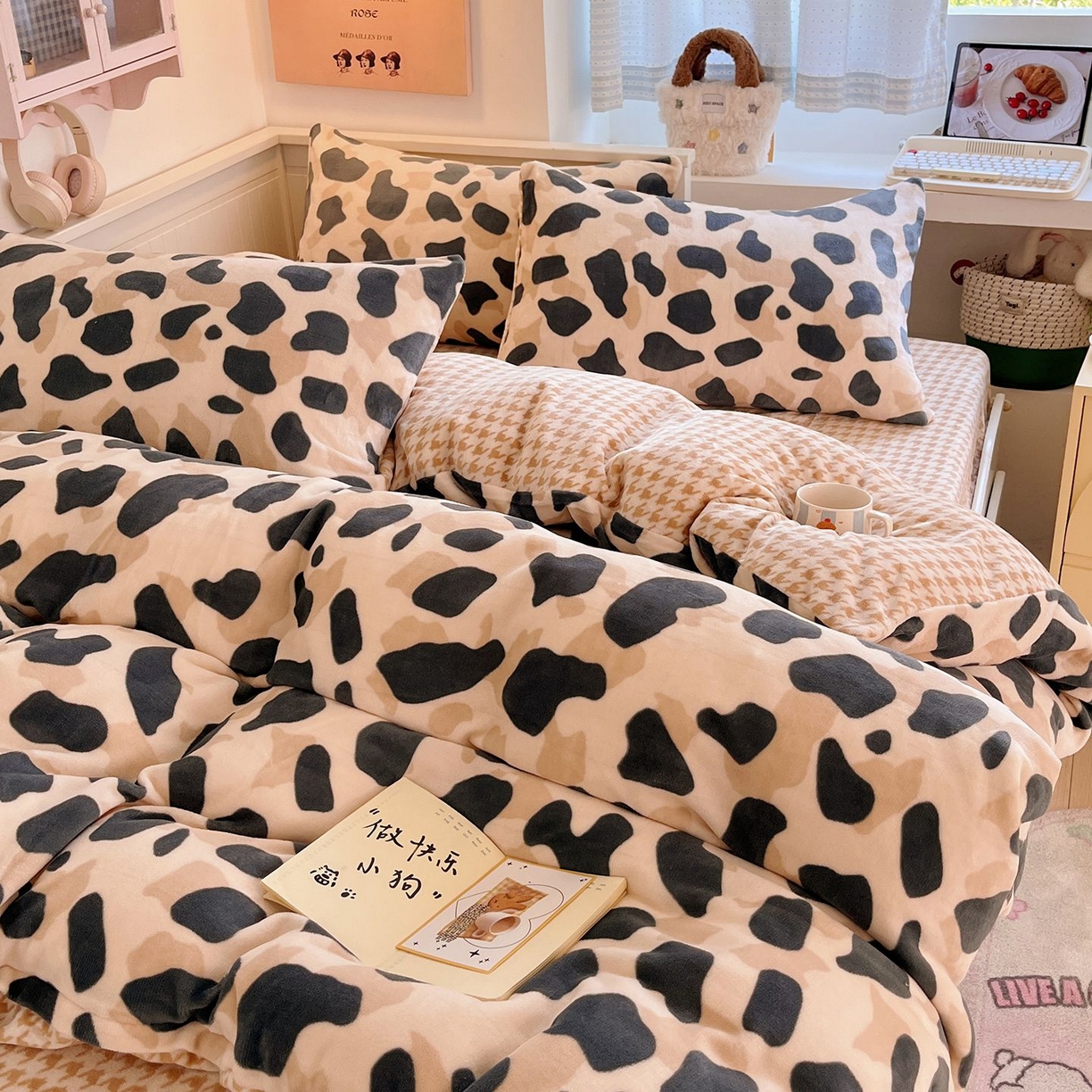 91家纺网 家纺一手货源 找家纺 金爱家 2025新款A类ins小清新少女奶油卡通可爱加厚牛奶绒四件套 绒-豹点点绿咖