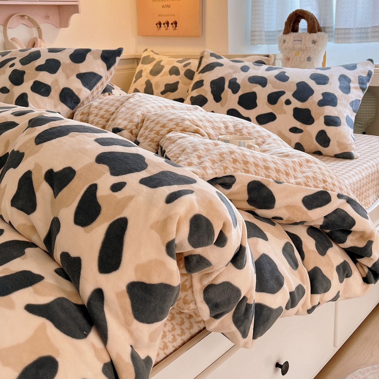 91家纺网 家纺一手货源 找家纺 金爱家 2025新款A类ins小清新少女奶油卡通可爱加厚牛奶绒四件套 绒-豹点点绿咖