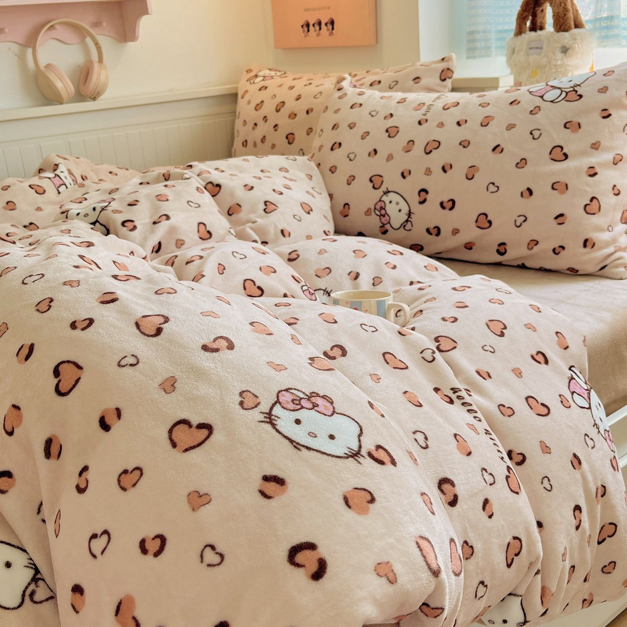 91家纺网 家纺一手货源 找家纺 金爱家 2025新款A类ins小清新少女奶油卡通可爱加厚牛奶绒四件套 绒-豹纹心心猫咖