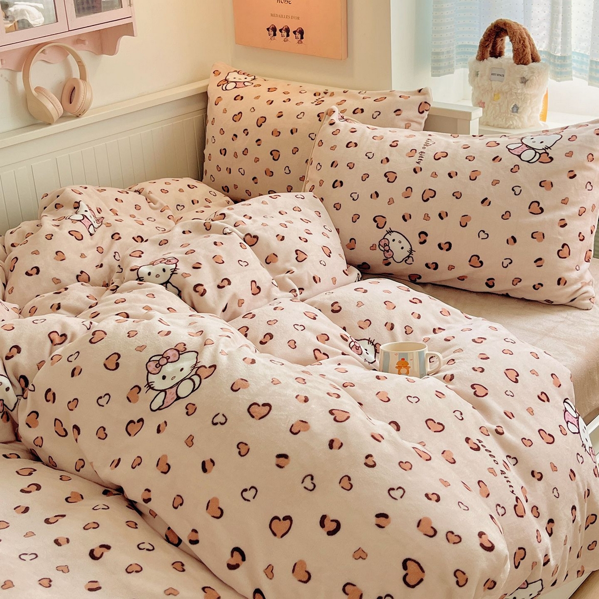 91家纺网 家纺一手货源 找家纺 金爱家 2025新款A类ins小清新少女奶油卡通可爱加厚牛奶绒四件套 绒-豹纹心心猫咖