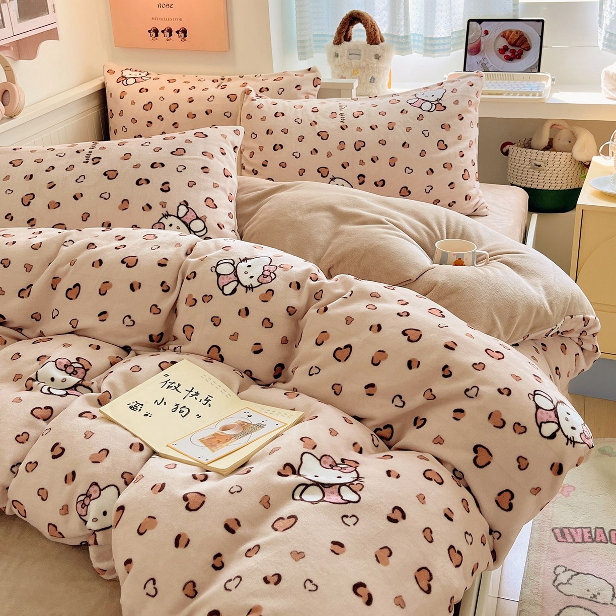 91家纺网 家纺一手货源 找家纺 金爱家 2025新款A类ins小清新少女奶油卡通可爱加厚牛奶绒四件套 绒-豹纹心心猫咖