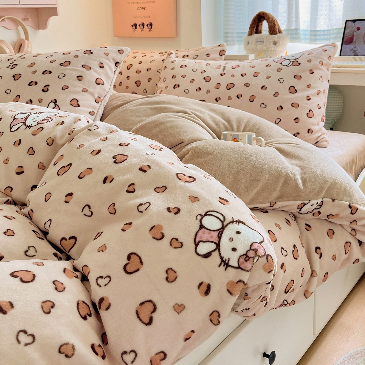 91家纺网 家纺一手货源 找家纺 金爱家 2025新款A类ins小清新少女奶油卡通可爱加厚牛奶绒四件套 绒-豹纹心心猫咖