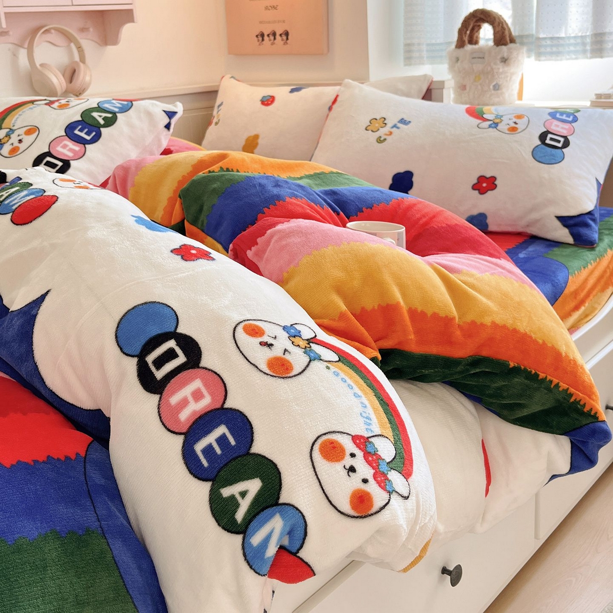 91家纺网 家纺一手货源 找家纺 金爱家 2025新款A类ins小清新少女奶油卡通可爱加厚牛奶绒四件套 绒-彩虹兔